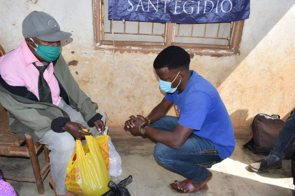 Visites mèdiques i maons per reconstruir cases per a ancians a mesura que comença l'hivern a Malawi